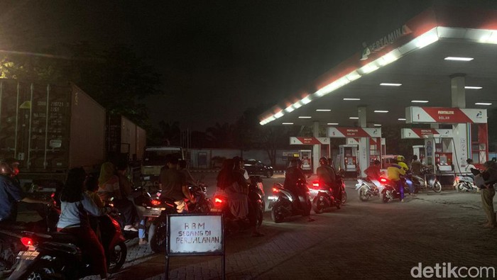 Warga antre beli BBM di SPBU Jalan Yos Sudarso Medan
