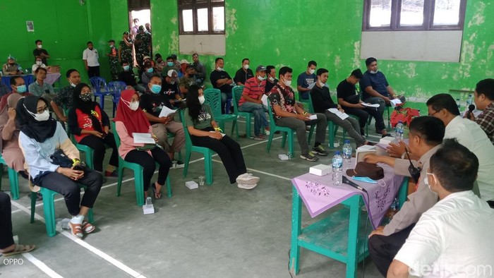 Warga Desa Sembung, Kecamatan Wedi, Klaten, mendatangi kantor desa menolak hasil seleksi perangkat desa, Rabu (31/8/2022).