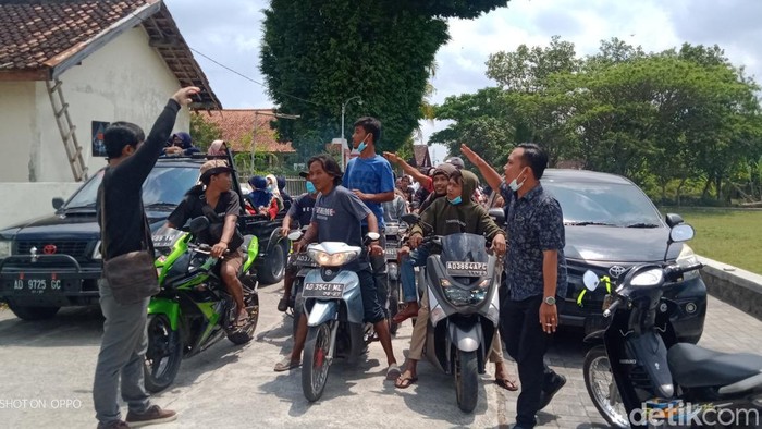 Warga Desa Sembung Klaten menggeruduk balai desa menolak hasil seleksi perangkat desa, Rabu (31/8/2022).