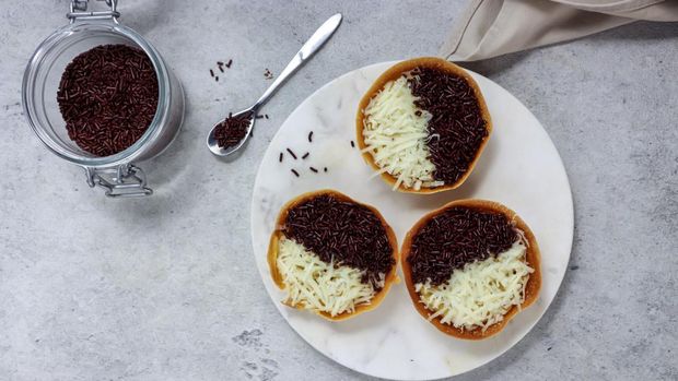 Martabak Terang Bulan mini, martabak manis mini or mini sweet martabak (mattabak), is Indonesian popular street food, made from flour, egg, yeast, topped with peanuts with chocolate