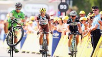 Lagi-lagi Peter Sagan beraksi wheelies usai menyentuh garis finish pada etape 14, Tour de France 2014. (Bryn Lennon/Getty Images)