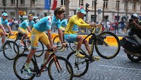 Pebalap Astana Pro Team, Vincenzo Nibali mengangkat roda depan dalam parade kemenangan etape terakhir Tour de France 2014.  (Doug Pensinger/Getty Images)