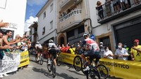 Pebalap tim Trek - Segafredo, Alex Kirsch mengangkat ban depan saat melewati tanjakan dalam etape 11 Tour of Spain, 25 Agustus 2021. (Tim de Waele/Getty Images)