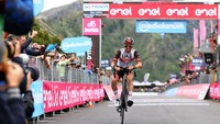 Pebalap tim UAE Team Emirates, Alessandro Covi merayakan garis finish usai menuntaskan etape 20, Giro dItalia, 28 Mei 2022. (Michael Steele/Getty Images)