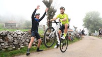 Pebalap tim Arkéa - Samsic, Clement Russo melakukan aksi wheelie pada etape kedelapan, La Vuelta a Espana, Spanyol, 27 Agustus 2022. Terlihat salah satu penonton mengangkat tangan dan terhibur atas aksi ini. (Justin Setterfield/Getty Images)