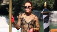 Tessa Thompson juga menyempurnakan penampilannya dengan kaca mata hitam dan sarung tangan merah. (Foto: Getty Images/Ernesto Ruscio) 
