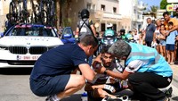 Juara dunia Julian Alaphilippe terduduk dengan punggung cedera usai mengalami kecelakaan pada etape 11 Vuelta A Espana 2022.  (Justin Setterfield/Getty Images)