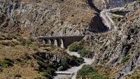 Salah satu lanskap etape 11 Vuelta A Espana 2022. Pesisir pantai yang berhimpit dengan perbukitan membuat terpaan angin yang cukup merepotkan pebalap. Kecepatan rata-rata sepeda hanya 39 km/jam.  (Justin Setterfield/Getty Images)