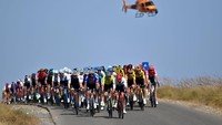 Helikopter televisi merekam peloton pebalap pada etape 11 Vuelta A Espana 2022. Puncak klasemen sementara dipegang pebalap QuickStep Alpha Vinyl, Remco Evenepoel. Ia ditempel juara bertahan Primoz Roglic dengan selisih waktu 2 menit 41 detik.  (Justin Setterfield/Getty Images)