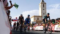 Para pebalap menyentuh garis finish di destinasi populer Cabo de Gata, di pantai selatan Spanyol. Posisi kedua dan ketiga diraih pebalap tim Bora-Hansgrohe, Danny Van Poppel dan pebalap Alpecin-Deceuninck, Tim Merlier. (Tim Deewalee/Getty Images)