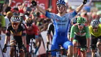 Pebalap tim BikeExchange-Jayco, Kaden Groves merayakan kemenangan usai menyentuh garis finish dengan sepeda Giant seri Propel Advanced dalam etape ke-11 La Vuelta a Espana 2022, Rabu (31/8/2022). Ia menjadi yang tercepat dengan waktu tempuh 5 jam 3 menit 14 detik. (David Stockman/AFP/Getty Images)
