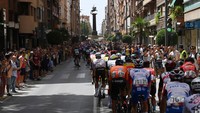Peloton pebalap melintasi kota di pesisir selatan Spanyol. Balapan akan berlanjut dengan etape 12 sepanjang 192,7 kilometer dari Salobrena ke Peaas Blancas. Balapan akan berakhir di Kota Madrid, 11 September mendatang.  (Justin Setterfield/Getty Images)