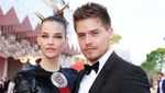 Mesra di Publik! Barbara Palvin dan Dylan Sprouse Ciuman di Festival Film Venice