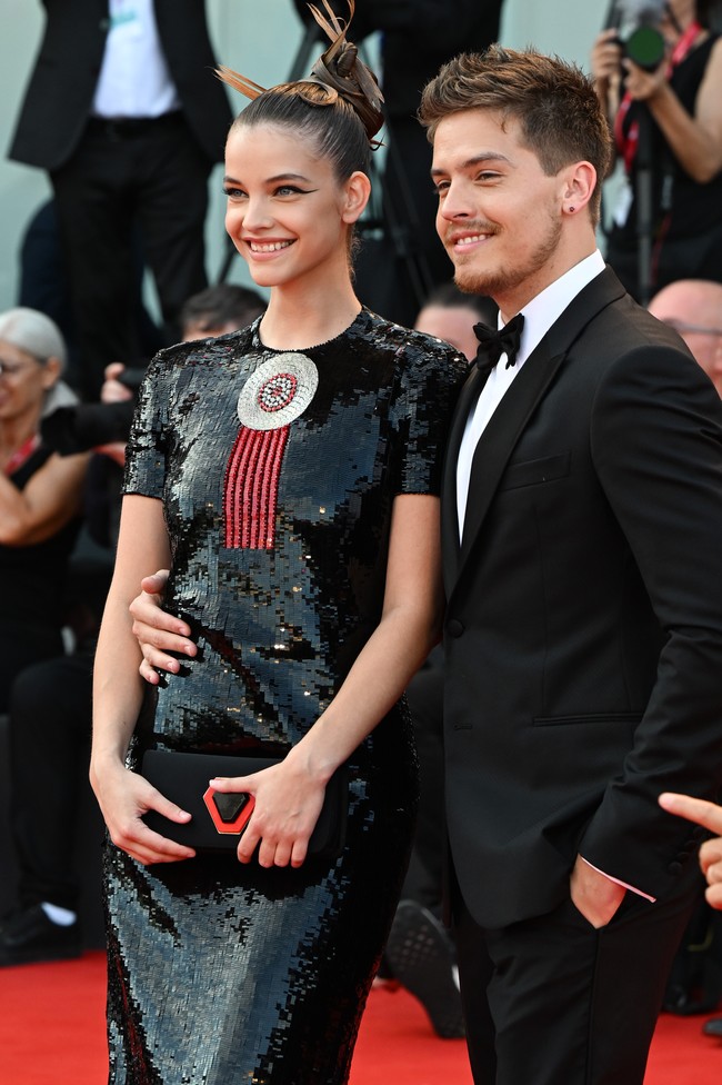 Kisah cinta Barbara Palvin dan Dylan Sprouse berawal dari DM Instagram. Sempat menghilang setelah mengirim pesan pertama kali ke Barbara, Dylan akhirnya mendapat lampu hijau enam bulan kemudian setelah tiba-tiba di-DM sang model. Keduanya tinggal bersama sejak 2019 dan bertunangan pada September 2022. Foto: Corbis via Getty Images/Stephane Cardinale - Corbis