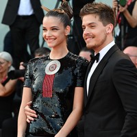 Kisah cinta Barbara Palvin dan Dylan Sprouse berawal dari DM Instagram. Sempat menghilang setelah mengirim pesan pertama kali ke Barbara, Dylan akhirnya mendapat lampu hijau enam bulan kemudian setelah tiba-tiba di-DM sang model. Keduanya tinggal bersama sejak 2019 dan bertunangan pada September 2022. Foto: Corbis via Getty Images/Stephane Cardinale - Corbis