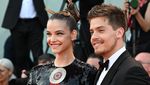 Mesra di Publik! Barbara Palvin dan Dylan Sprouse Ciuman di Festival Film Venice