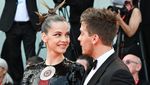 Mesra di Publik! Barbara Palvin dan Dylan Sprouse Ciuman di Festival Film Venice