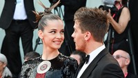 Setelah melangkah di karpet merah, Barbara Palvin dan Dylan Sprouse semakin mempertegas kemesraan mereka. (Foto: Corbis via Getty Images/Stephane Cardinale - Corbis) 