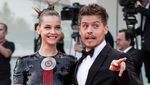 Mesra di Publik! Barbara Palvin dan Dylan Sprouse Ciuman di Festival Film Venice