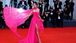 Pesona Alessandra Ambrosio Mencuri Perhatian!