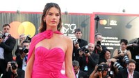 Penampilan Alessandra Ambrosio makin lengkap dengan sepatu hak tinggi berwarna pink juga. (Foto: Getty Images/Elisabetta A. Villa) 