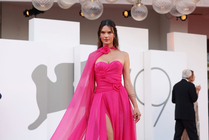 VENICE, ITALY - AUGUST 31: Alessandra Ambrosio attends the opening ceremony of the 79th Venice International Film Festival on August 31, 2022 in Venice, Italy. (Photo by Stefania D'Alessandro/Getty Images)