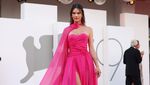Pesona Alessandra Ambrosio Mencuri Perhatian!