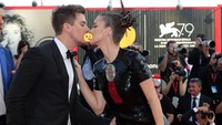 Pasangan itu selalu tahu caranya jadi pusat perhatian! (Foto: Getty Images/Elisabetta A. Villa) 