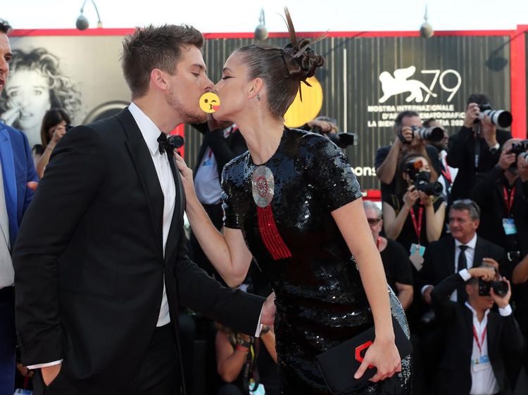 Mesra di Publik! Barbara Palvin dan Dylan Sprouse Ciuman di Festival Film Venice