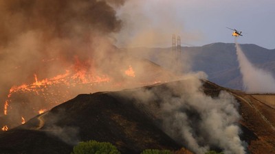 Kebakaran Lahan di California, Jalan Tol Ditutup-Helikopter Sliweran