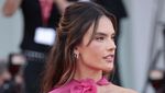 Pesona Alessandra Ambrosio Mencuri Perhatian!