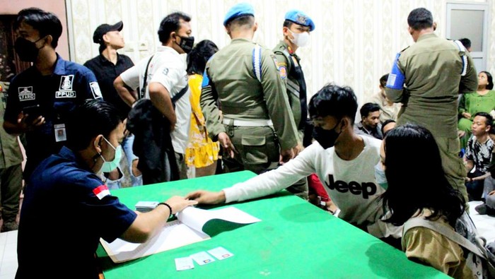 28 pasangan bukan suami istri terjaring razia Satpol PP di Karawang.
