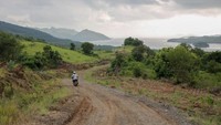 Terakhir adalah pembangunan jalan Labuan Bajo menuju Tana Mori sepanjang 25 km untuk mendukung penyelenggaraan ASEAN Summit di NTT. Pekerjaan fisik jalan dimulai pada Januari 2022 dengan menyesuaikan standar internasional lebar 7 meter, 2 lajur, 2 arah dan row 23 meter. Progresnya saat ini 55,92%. Foto: Dok. Kementerian PUPR