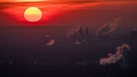 Uap dan asap naik dari pabrik-pabrik di Oberhausen, Jerman, Jumat (6/1/2017). (Getty Images/Lukas Schulze)  