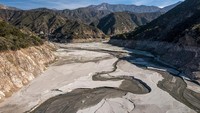 Dalam pandangan udara, Sungai San Gabriel mengering di Pegunungan San Gabriel dekat Azusa, California, Amerika Serikat, Kamis (8/4/2021). (Getty Images/David McNew)  