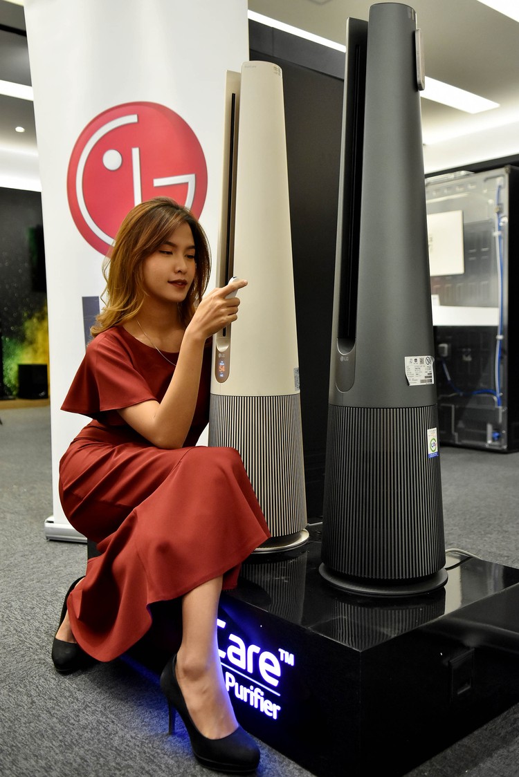 PT. LG Electronics Indonesia (LG) terus berinovasi menjawab kebutuhan masyarakat untuk menjaga kualitas udara dalam ruang.

Pabrikan asal Korea Selatan ini memperkenalkan produk terbaru air purifier PuriCare Aero Tower Air Purifying Fan, dengan inovasi teknologi didalamnya.