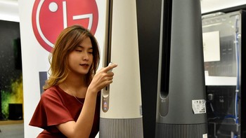 Seri LG Objet Collection merujuk pada penamaan LG bagi jajaran produk elektronik perangkat pendukung rumah tangga kelas premium yang mengedepankan desain artistik dengan pewarnaan modern menyelimuti berbagai keunggulan inovasi teknologi didalamnya. Meski belum menyebut informasi lebih lanjut, namun dikatakannya, beberapa koleksi LG Objet lainnya telah direncanakan rilis pada tahun ini di Indonesia termasuk dari jajaran kulkas dan mesin cuci. 