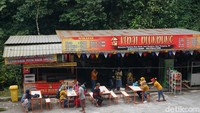 Kedai di Air Terjun Dlundung Mojokerto/Foto: Enggran Eko Budianto/detikJatim