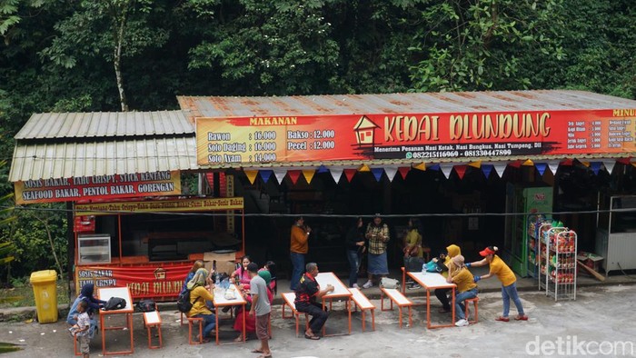 Air Terjun Dlundung berada di Kecamatan Trawas, Kabupaten Mojokerto. Tak hanya air terjunnya, panorama di sekitarnya juga sedap dipandang.
