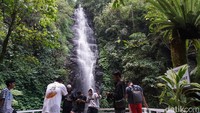 Pengunjung foto-foto dengan background Air Terjun Dlundung Mojokerto/Foto: Enggran Eko Budianto/detikJatim