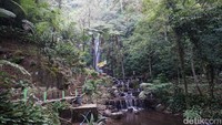 Air Terjun Dlundung Mojokerto tampak dari kejauhan/Foto: Enggran Eko Budianto/detikJatim