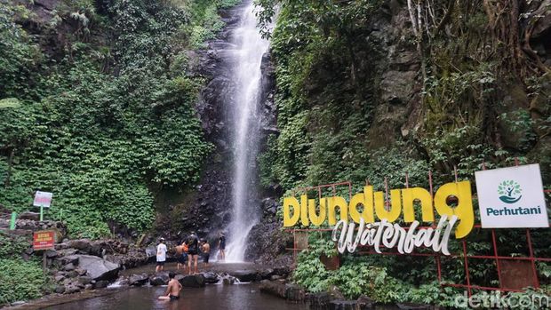 Pemandangan alam di Air Terjun Dlundung Trawas