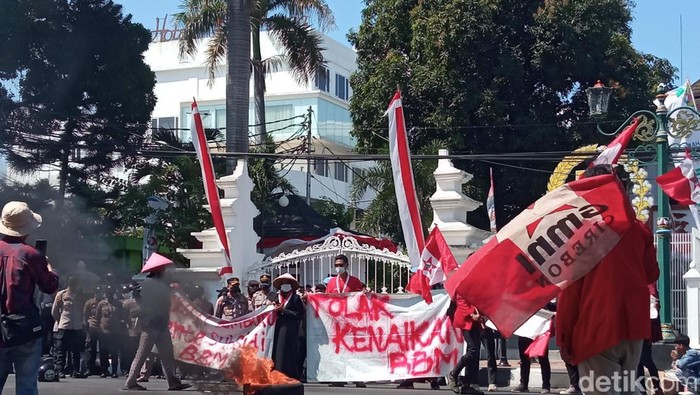 Aksi mahasiswa tolak BBM di Cirebon.