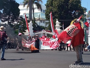 Kenakan Topi Caping, Mahasiswa Cirebon Demo Tolak Kenaikan BBM