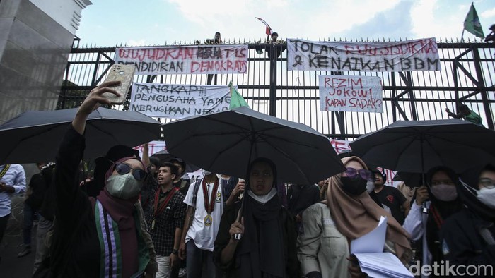 Sejumlah pelajar SMA ikut serta dalam aksi menolak rencana kenaikan harga BBM. Mereka bahkan sempat memanjat pagar gedung DPR.