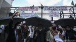 Aksi Pelajar Putih Abu-abu Panjat Pagar DPR Tolak BBM Naik