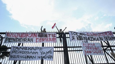 Aksi Pelajar Putih Abu-abu Panjat Pagar DPR Tolak BBM Naik