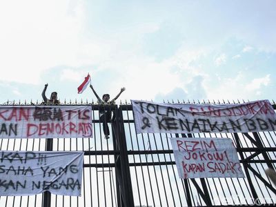 Aksi Pelajar Putih Abu-abu Panjat Pagar DPR Tolak BBM Naik