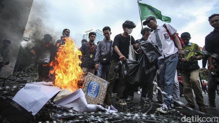 Sejumlah pelajar SMA ikut serta dalam aksi menolak rencana kenaikan harga BBM. Mereka bahkan sempat memanjat pagar gedung DPR.