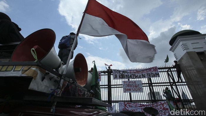 Aksi Pelajar Panjat Pagar Gedung DPR Tolak Kenaikan BBM Sejumlah pelajar SMA ikut serta dalam aksi menolak rencana kenaikan harga BBM. Mereka bahkan sempat memanjat pagar gedung DPR.